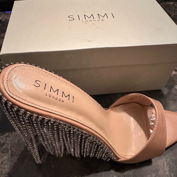 Nude silver embellished heels from Simmi London- Brand new
US 9, UK 7 - Picture 3 of 3